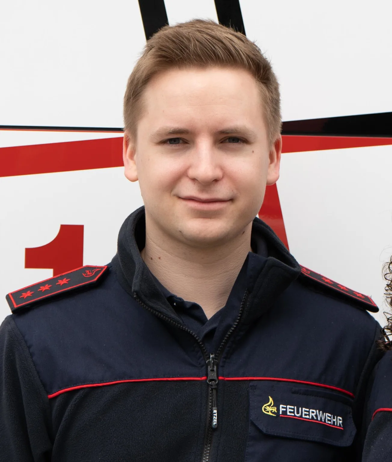 Inhaber vom Bauer Schlüsseldienst in Feuerwehr-Uniform